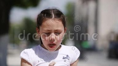 在阳光明媚的<strong>夏日</strong>，可爱的小女孩在公园里吃<strong>冰淇淋</strong>。